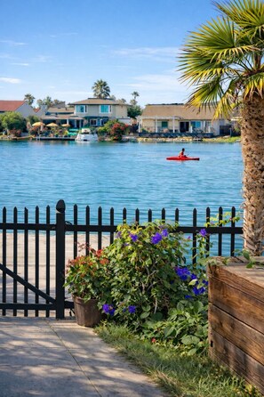 Property grounds - Stunning Views Beautiful Lakehouse (Discovery Bay)