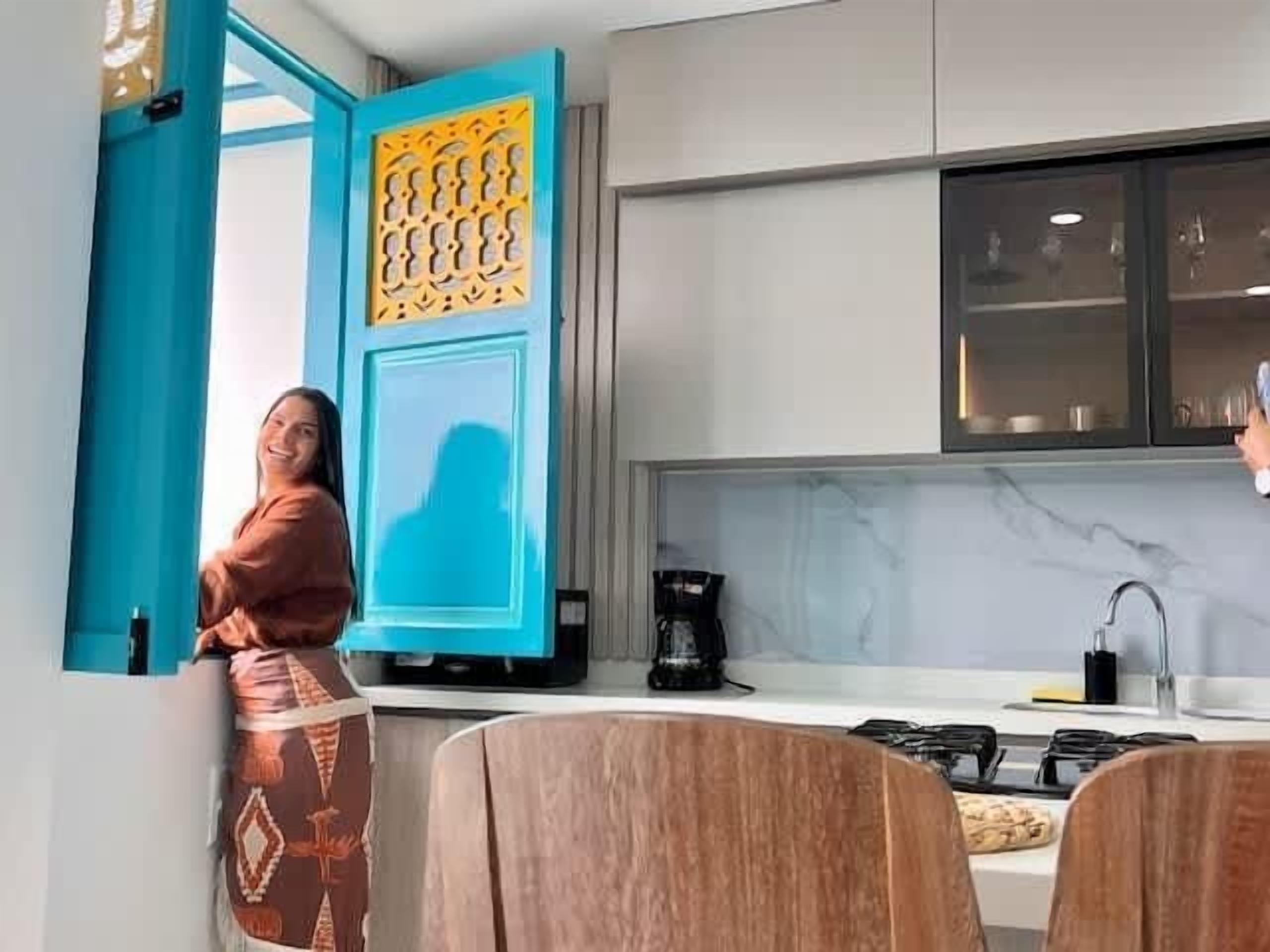 Microwave, oven, stovetop, coffee/tea maker