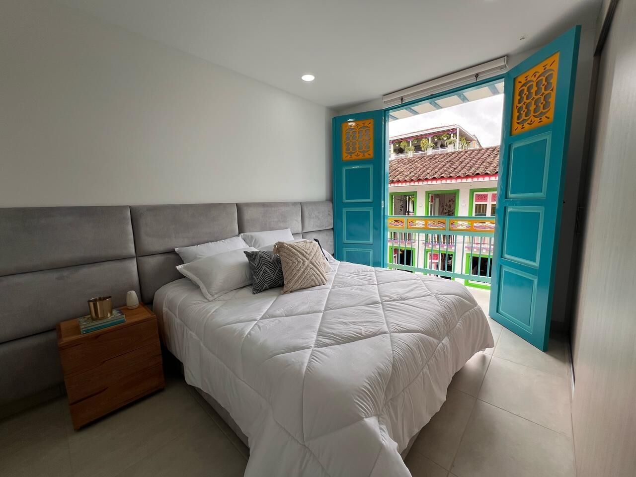 Escritorio, tabla de planchar con plancha, wifi y ropa de cama 