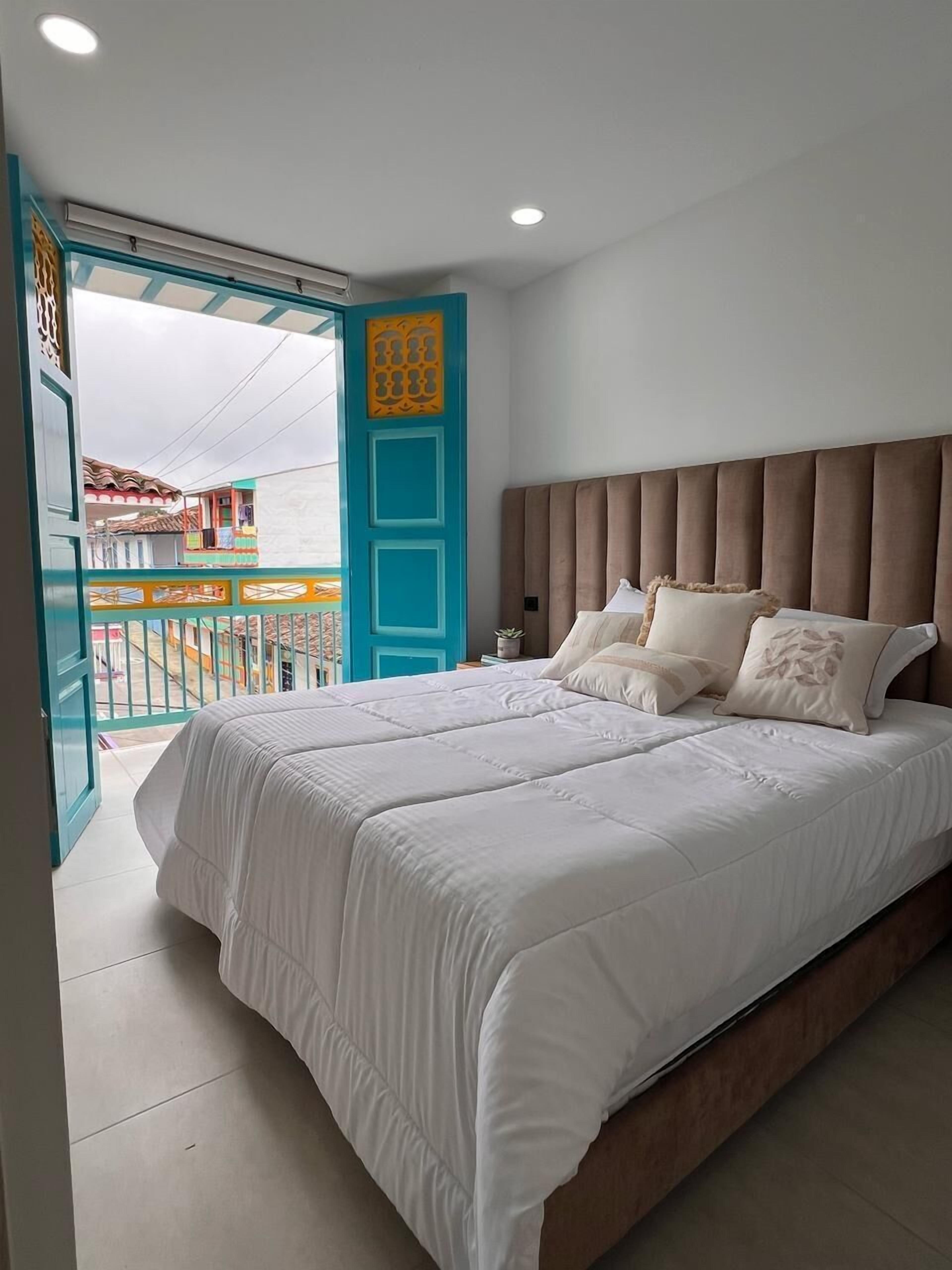 Desk, iron/ironing board, WiFi, bed sheets