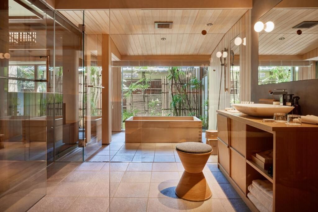Executive-Zweibettzimmer | Badezimmer | Badewanne und Dusche (separat), Haartrockner, Hausschuhe, Handtücher