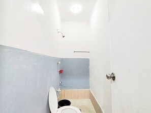 Chambre Double Standard | Salle de bain | Douche, serviettes fournies