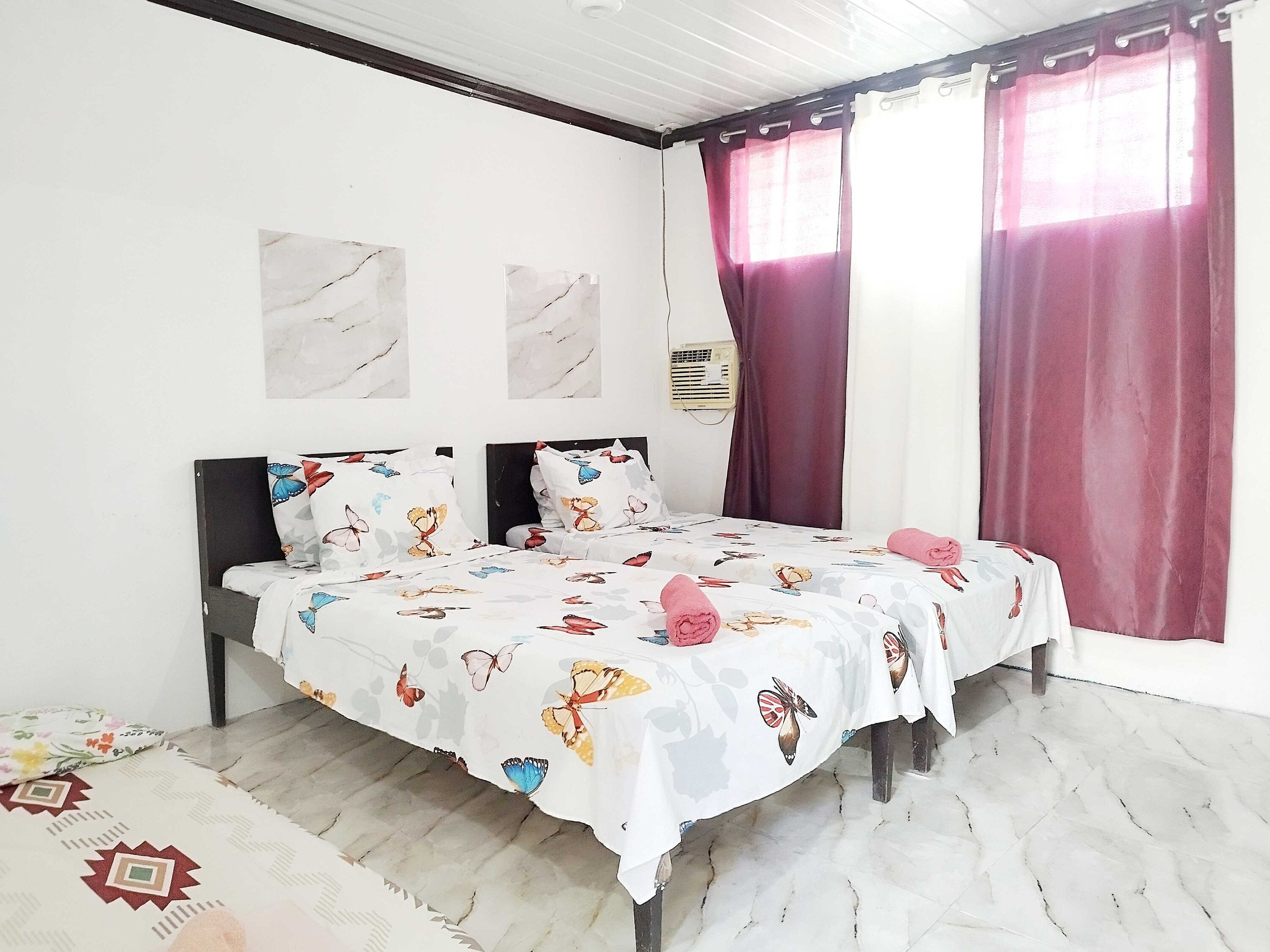 Escritorio, wifi gratis y ropa de cama 