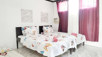 Escritorio, wifi gratis y ropa de cama