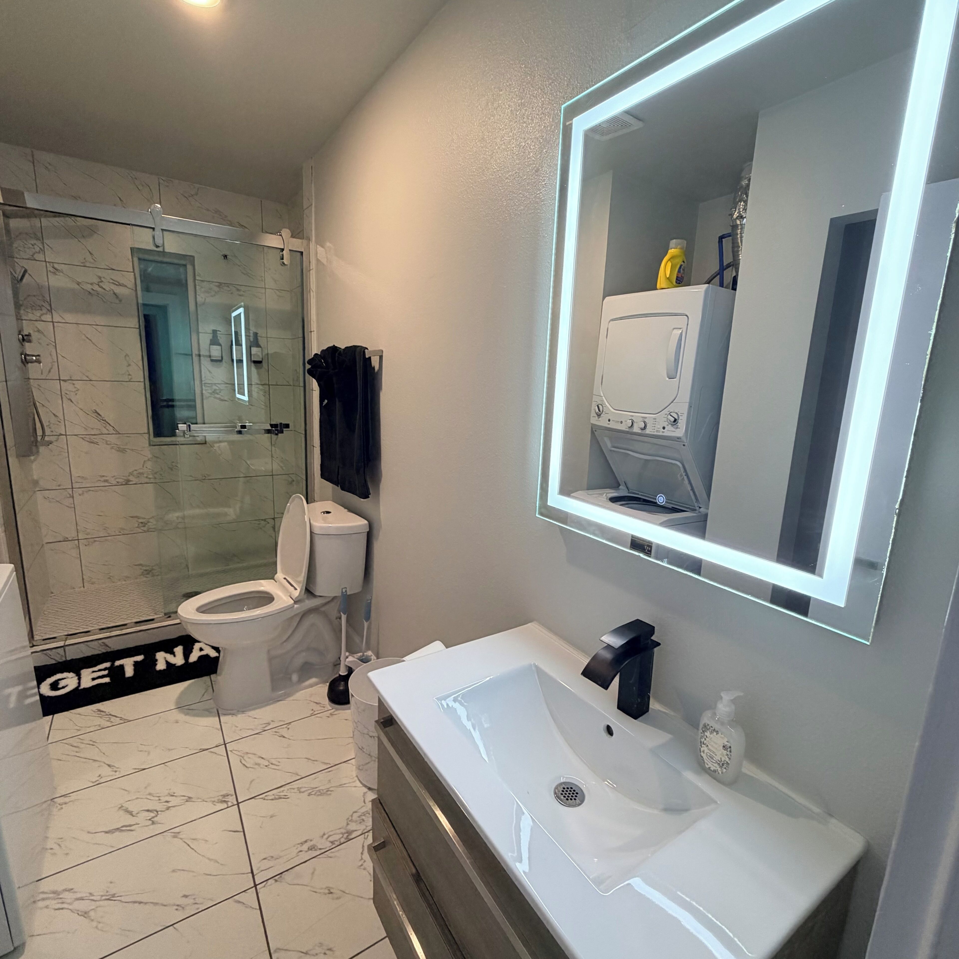 Douche, serviettes fournies, savon, papier de toilette
