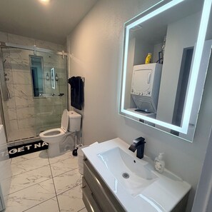 Regadera, toallas, jabón, papel de baño 
