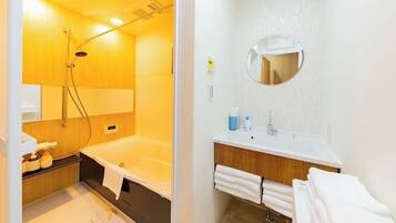 Family Apartment | Bathroom | Combined shower/tub, hair dryer, slippers, towels