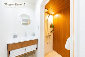 Combined shower/tub, hair dryer, slippers, towels - SUMISORa Osaka (OsakaNishi Ward Kujōminami)