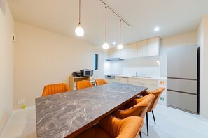 Appartement Familial | Cuisine privée | Grand réfrigérateur, micro-ondes, plaque de cuisson, lave-vaisselle