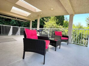 Terrace/patio - Cross the Street to the Beach & Ocean Views (Victoria)