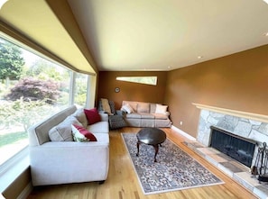 Living area - Cross the Street to the Beach & Ocean Views (Victoria)
