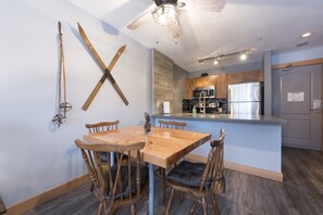 Dining - Eagle Lodge 433 renovated 1 Bedroom top floor with mountain views.
Free parking for one car (Whistler)