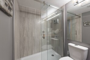 Shower, hair dryer, shampoo - Eagle Lodge 433 renovated 1 Bedroom top floor with mountain views.
Free parking for one car (Whistler)