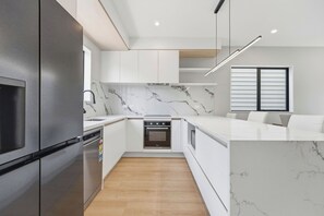 Private kitchen - Brand New Riverside Villa (Auckland)
