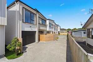 Exterior - Brand New Riverside Villa (Auckland)