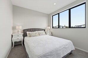 4 bedrooms, iron/ironing board, free WiFi, bed sheets - Brand New Riverside Villa (Auckland)