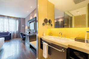 Standard-Doppelzimmer, 1 King-Bett, Zimmerreinigung, Stadtblick | Badezimmer | Dusche, Haartrockner, Hausschuhe, Handtücher