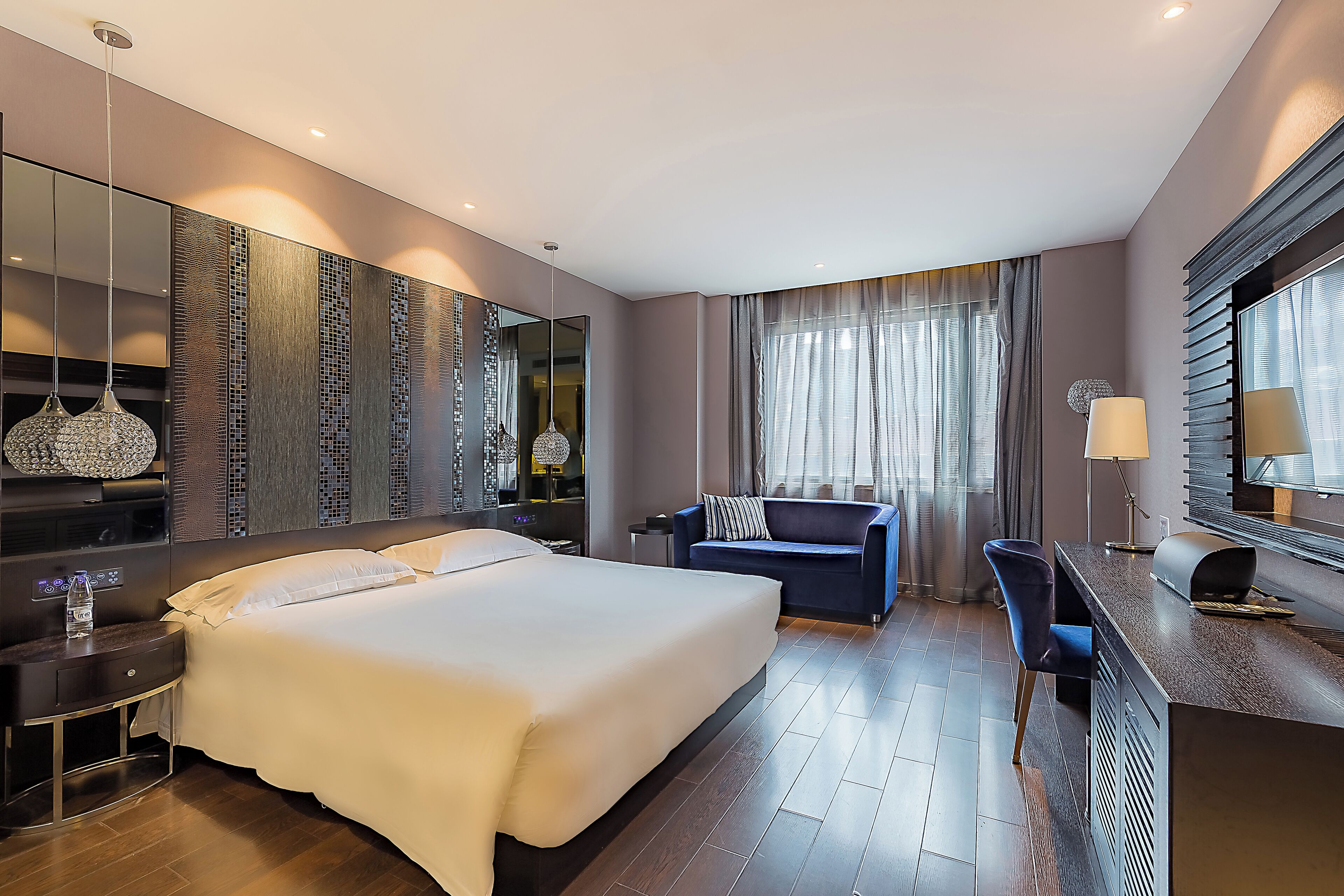 Quarto casal standard, 1 cama King, serviço de arrumação, vista para a cidade | Cofres nos quartos, escrivaninha, espaço de trabalho para notebook
