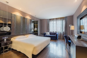 Quarto casal standard, 1 cama King, serviço de arrumação, vista para a cidade | Cofres nos quartos, escrivaninha, espaço de trabalho para notebook
