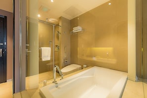 Quarto casal standard, 1 cama King, serviço de arrumação, vista para a cidade | Banheiro | Chuveiro, secador de cabelo, chinelos, toalhas de banho