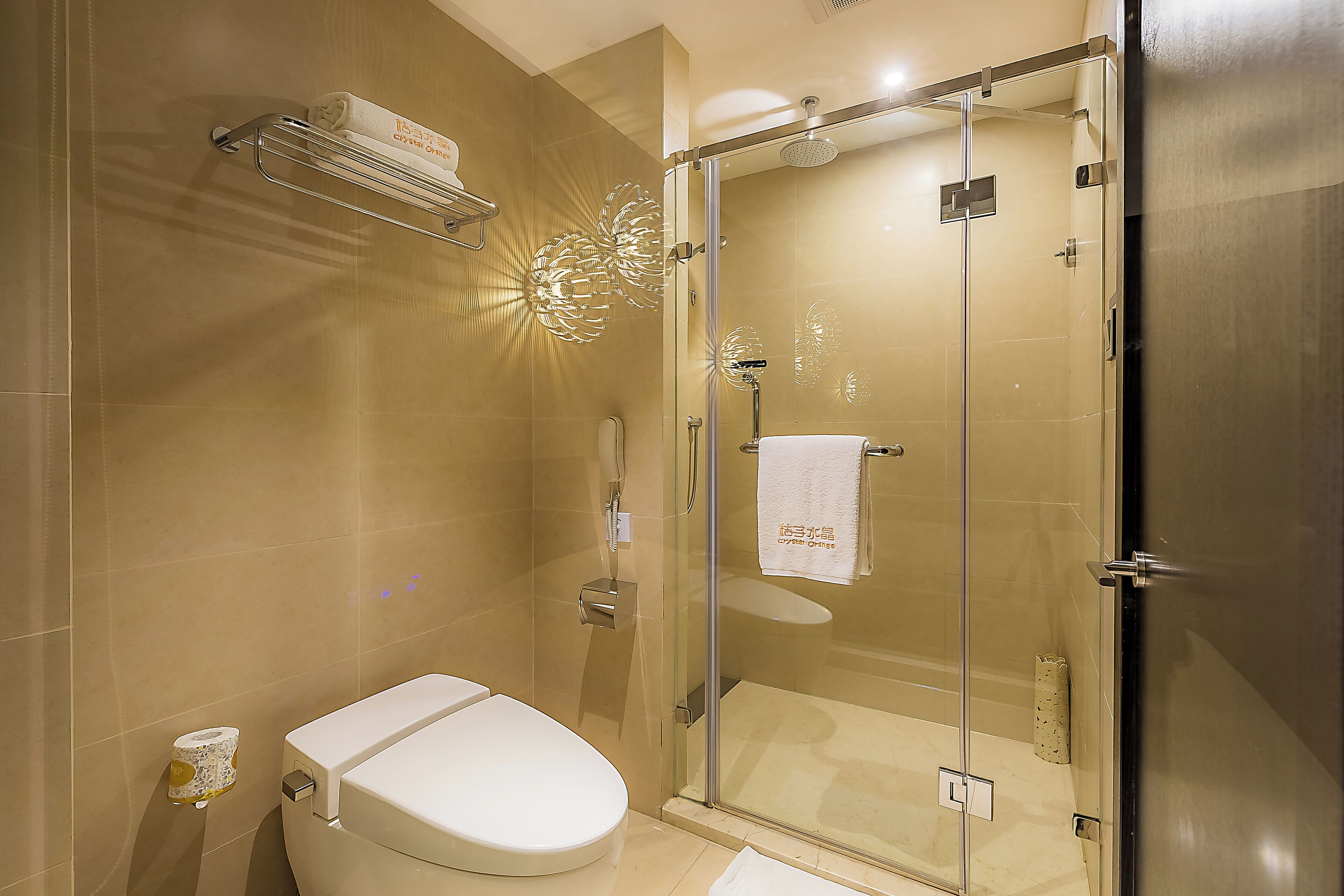 Quarto duplo básico, várias camas, serviço de arrumação, vista para a cidade | Banheiro | Chuveiro, secador de cabelo, chinelos, toalhas de banho