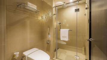 Quarto duplo básico, várias camas, serviço de arrumação, vista para a cidade | Banheiro | Chuveiro, secador de cabelo, chinelos, toalhas de banho