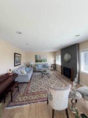 Smart TV - 3BR Edgemont Retreat | Views, Deck, Near Grouse (North Vancouver)