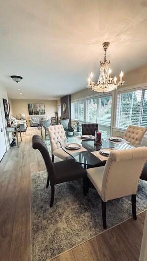 Dining - 3BR Edgemont Retreat | Views, Deck, Near Grouse (North Vancouver)