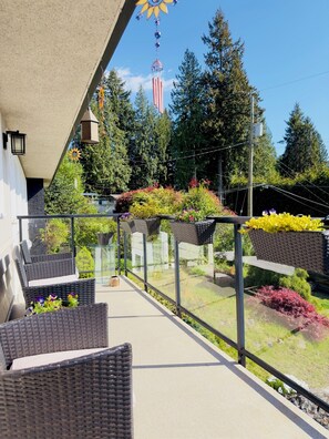 Terrace/patio - 3BR Edgemont Retreat | Views, Deck, Near Grouse (North Vancouver)