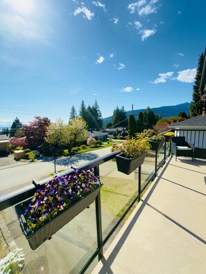 Terrace/patio - 3BR Edgemont Retreat | Views, Deck, Near Grouse (North Vancouver)