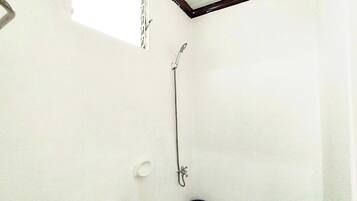 Standard Triple Room | Bathroom