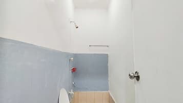 Standard Triple Room | Bathroom