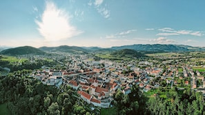 Eine Stadt mit einem zentralen Platz, umgeben von Gebäuden und Grünflächen.