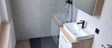 Douche, serviettes fournies, savon, papier de toilette