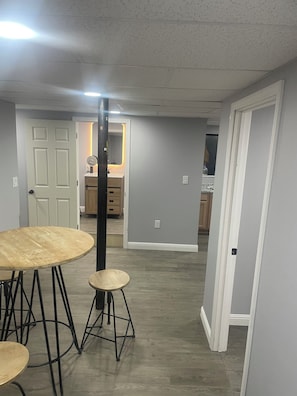 Dining - 1 bedroom bed & breakfast in tranquil Hendersonville with AC on Lake Maybank (Hendersonville)
