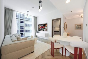 TV - Elegant new 1BR in Arjan with Rooftop Pool (Dubai)