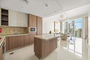 Fridge, microwave, oven, stovetop - Luxury 1-Bed with Burj Khalifa Views in Downtown (Dubai)