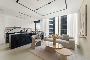 TV - Stylish 1BR with Private Jacuzzi in Business Bay (Dubai)