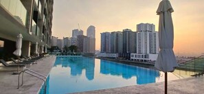 Pool - Stylish 1BR with Private Jacuzzi in Business Bay (Dubai)