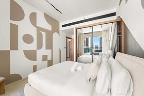 Iron/ironing board, travel cot, WiFi, bed sheets - Luxury Burj-View in Business Bay with pool and gym (Dubai)