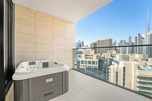 Outdoor spa tub - Luxury Burj-View in Business Bay with pool and gym (Dubai)