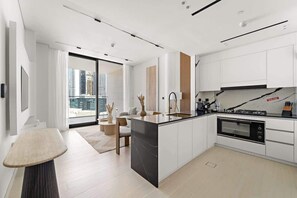 Fridge, microwave, stovetop, coffee/tea maker - Luxury Burj-View in Business Bay with pool and gym (Dubai)