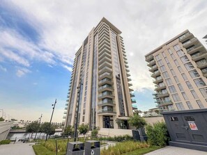 Exterior - Elegant 3-Bedroom at The Cove with pool and gym (دبي)