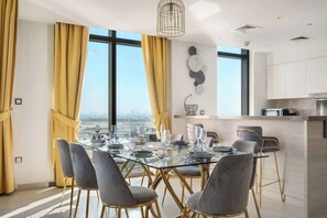 Dining - Elegant 3-Bedroom at The Cove with pool and gym (دبي)
