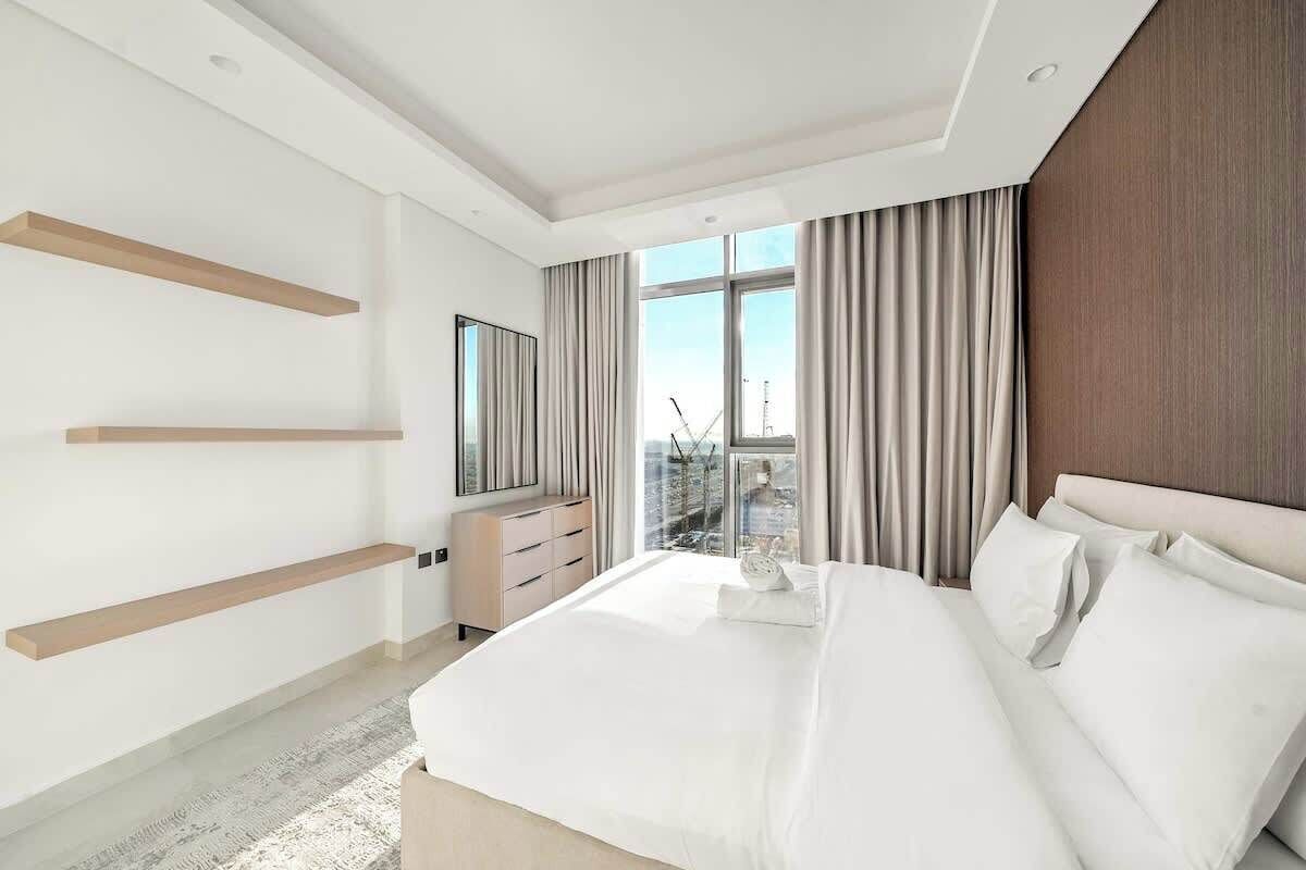 Iron/ironing board, travel crib, WiFi, bed sheets