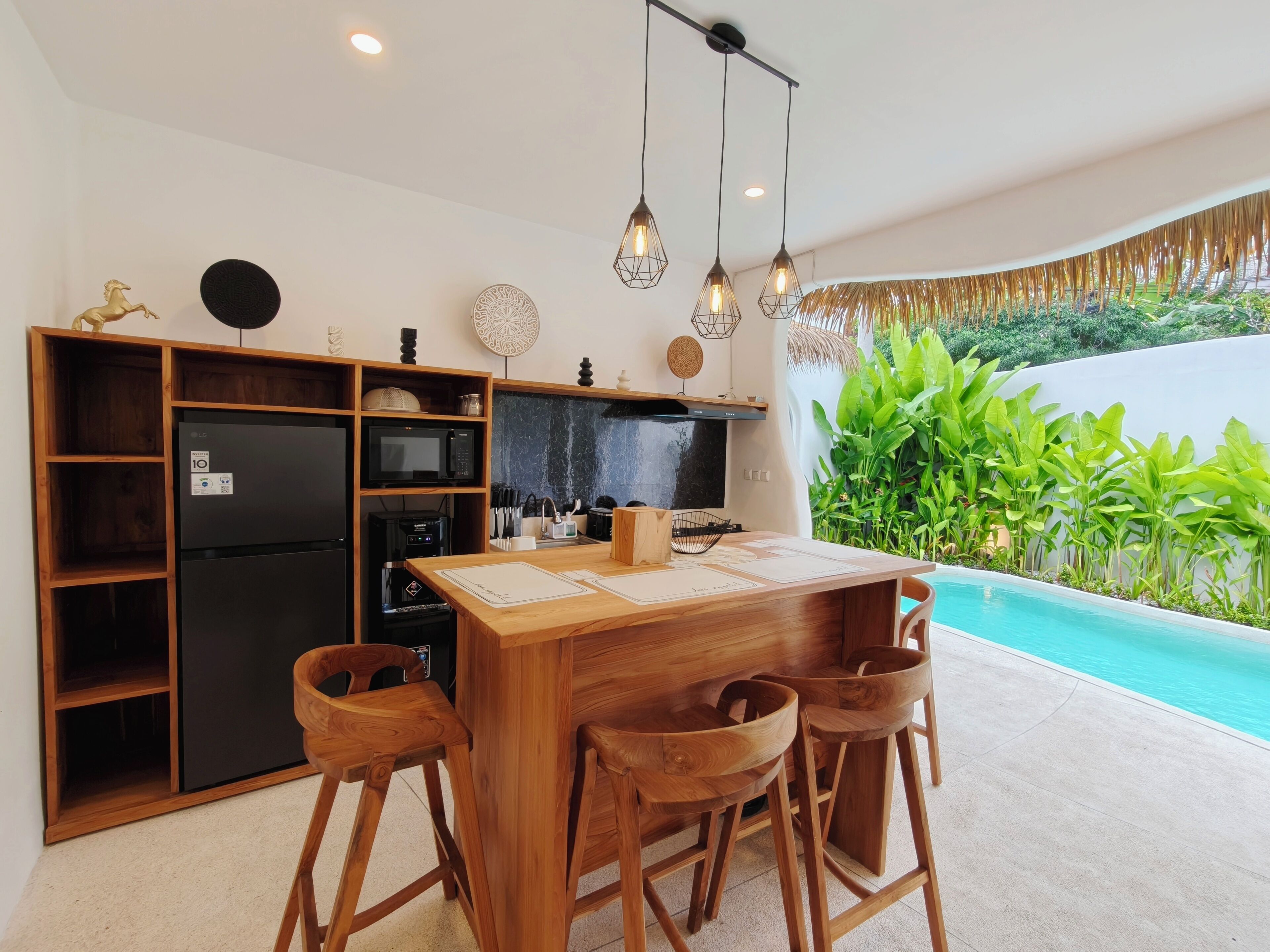 Refrigerador con freezer, microondas, placa de cocina, lavavajillas