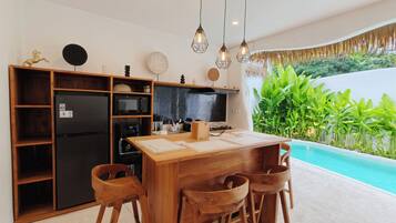 Refrigerador con freezer, microondas, placa de cocina, lavavajillas