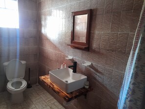 シャワー、石鹸、トイレットペーパー