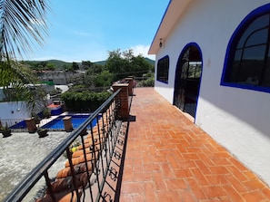A balcony with a view of a swimming pool and a hillside. - Casa Quinta Don Ricardo (Francisco Villa)