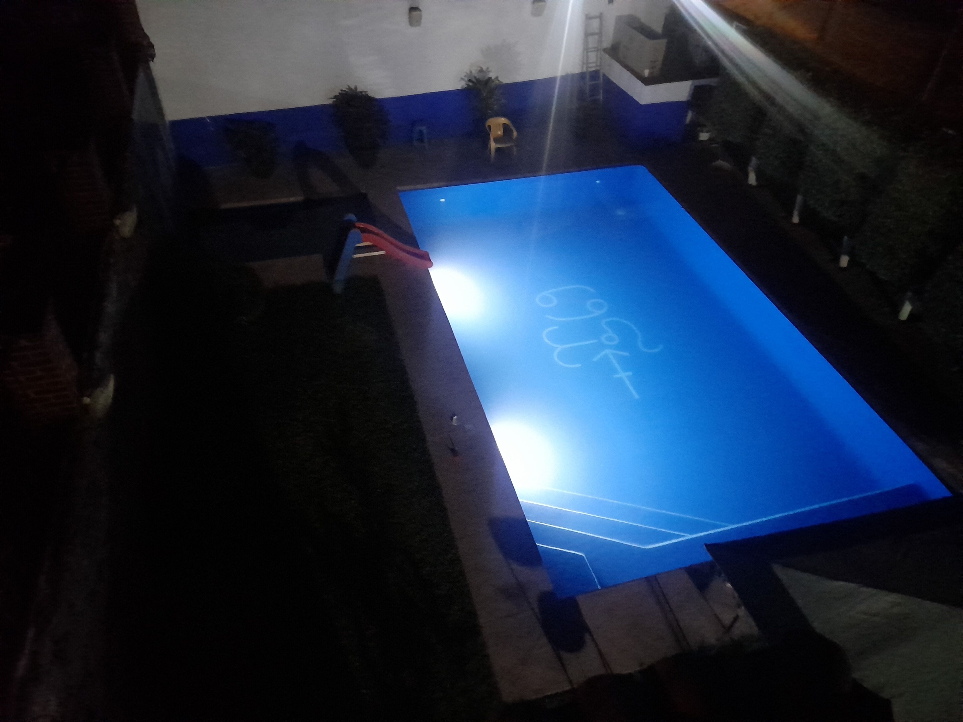 Une pièce avec un sol bleu, une petite table et une chaise.
